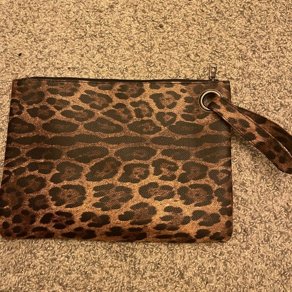 Leopard wristlet - Picture 1 of 3